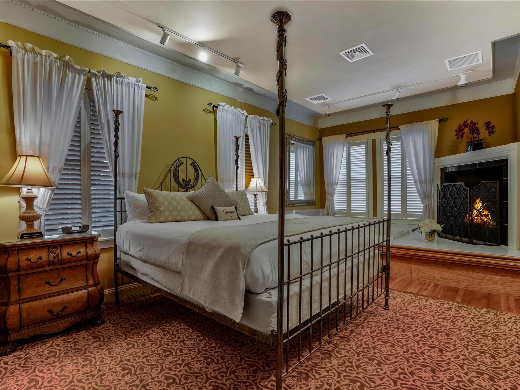 room with four poster bed