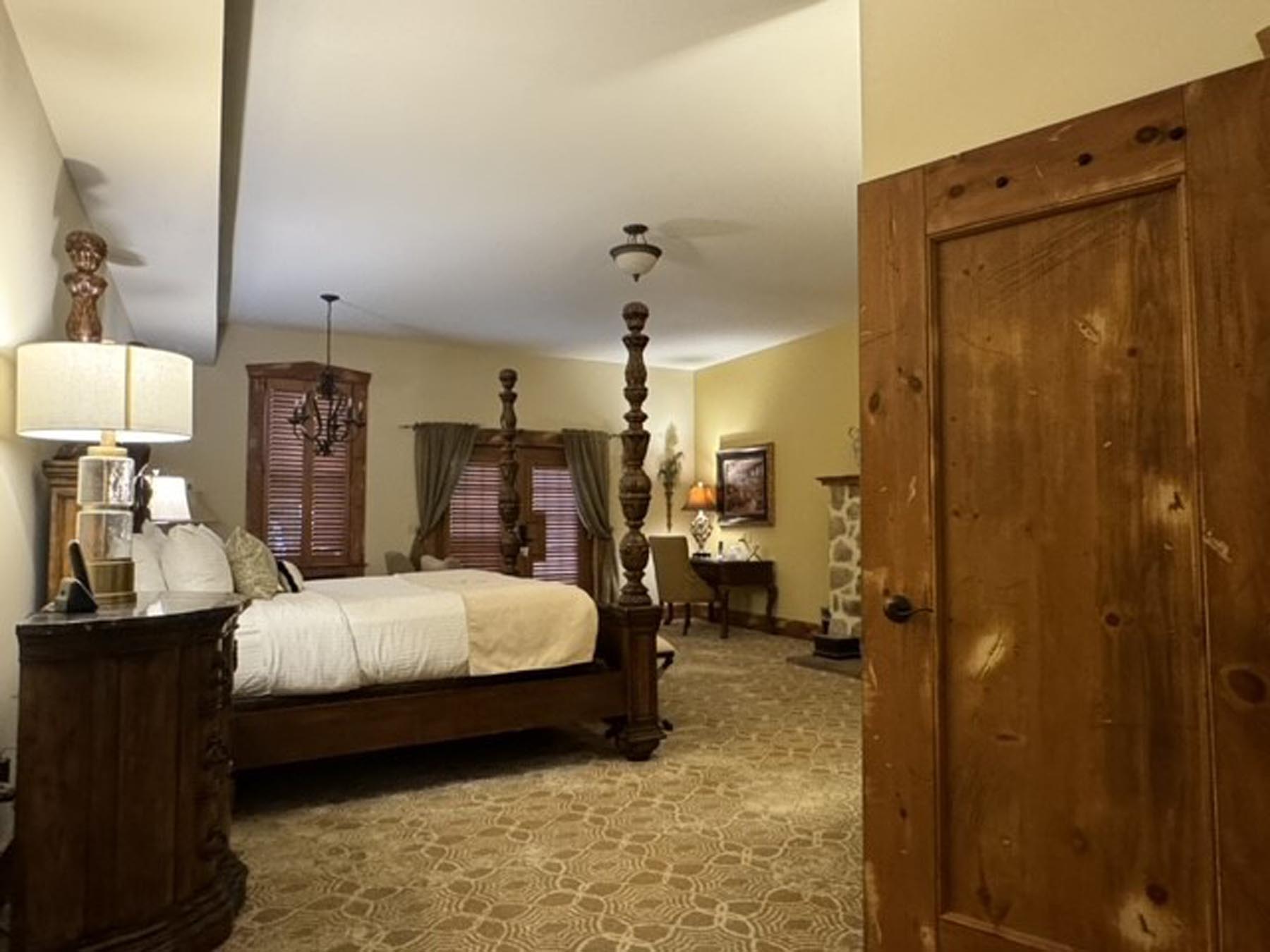 room with four poster bed